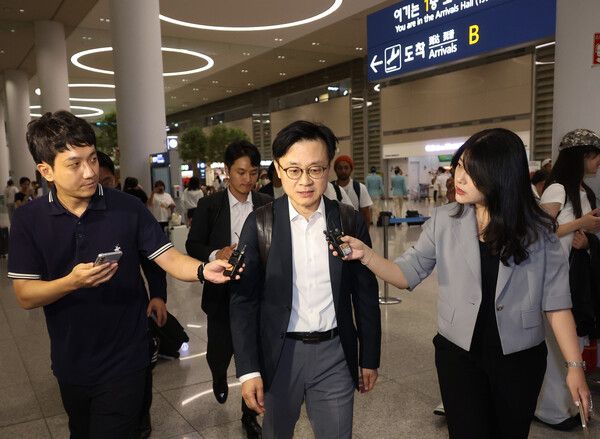 지난 14일 김정관&nbsp;산업통상자원부 장관이 미국에서 한미 관세협상 관련 후속 협의를 한 후&nbsp;인천국제공항을 통해 귀국하고 있다. [연합뉴스]&nbsp;