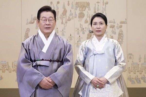 이재명 대통령과 김혜경 여사가 4일 취임 후 첫 명절을 맞아 국민과 동포들에게 보내는 명절 인사 영상을 공개했다. [KTV 영상 갈무리]