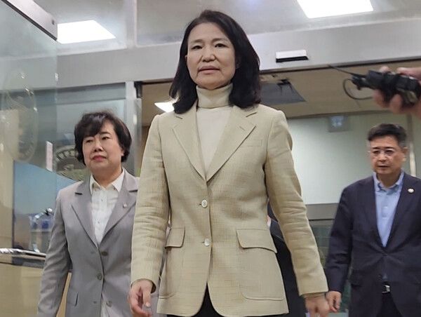 석방된 이진숙 전 방송통신위원장이 지난 4일 오후 서울 영등포경찰서를 나서고 있다. [연합뉴스]