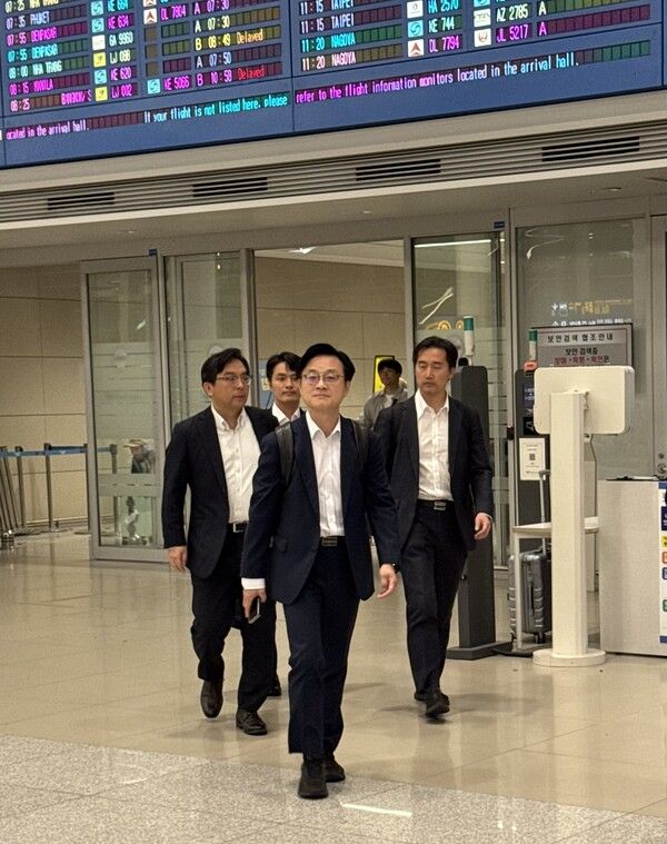 6일 오전 인천공항 제2터미널 입국장을 통해 김정관 산업통상부 장관이 귀국하고 있다. [연합뉴스]