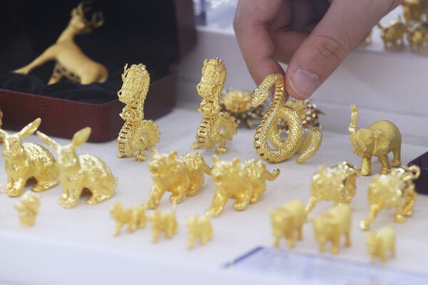 서울 종로구 한국금거래소에 진열된 금 제품 모습. [연합뉴스]