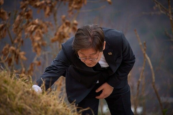 이재명 대통령이 대선 예비후보 시절이었던 지난 4월 고향 안동에서 부모 선영을 참배하는 모습. [연합뉴스]