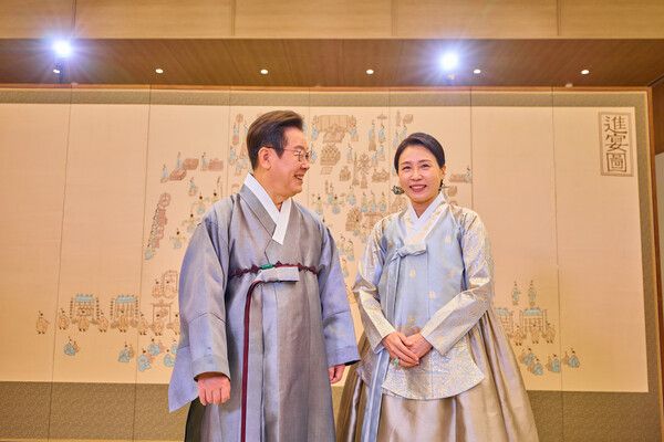 이재명 대통령과 김혜경 여사가 한복 차림으로 명절 인사를 하는 모습을 7일 SNS에 공개했다. [연합뉴스]
