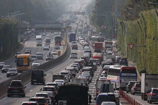 서울 서초구 잠원IC 인근 경부고속도로 하행선에서 차량이 정체를 빚고 있다. [연합뉴스]