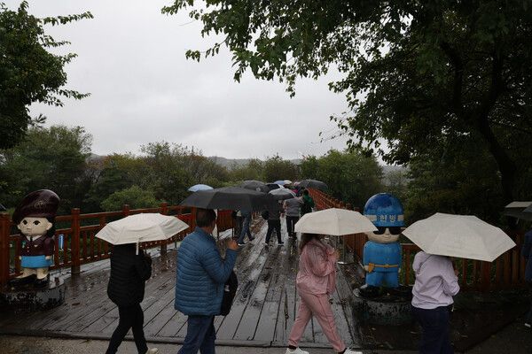 추석인 6일 경기도 파주시 임진각에서 방문객들이 자유의 다리를 둘러보고 있다. [연합뉴스]