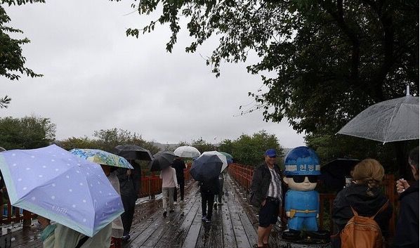 6일 경기도 파주시 임진각에서 방문객들이 자유의 다리를 둘러보고 있다. [연합뉴스]