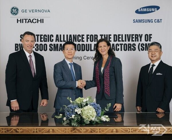 삼성물산은 지난 6일 스웨덴 스톨홀름에서 GE 버노바 히타치 뉴클리어 에너지(GVH)와 유럽·동남아·중동 지역의 SMR 전략적 파트너십을 체결했다. 협약식에서 GE 버노바 전력 부문 최고경영자(CEO) 마비 징고니 사장과 삼성물산 오세철 대표이사 사장이 기념촬영을 하고 있다. [삼성물산]
