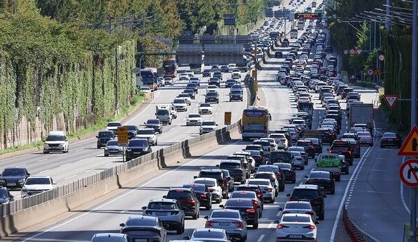 추석 연휴 엿새째인 8일 서울 서초구 잠원나들목 인근 경부고속도로 하행선(오른쪽)이 차량들로 붐비고 있다. [연합뉴스]