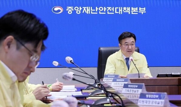 윤호중 행정안전부 장관이 9일 서울 종로구 정부서울청사 상황센터에서 국가정보자원관리원 행정정보시스템 화재 관련 중앙재난안전대책본부 10차 회의를 주재하고 있다.[연합뉴스]