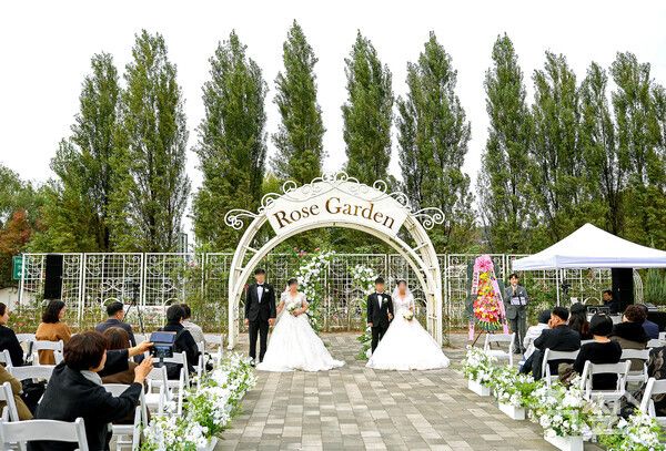 지난&nbsp;8일 광나루한강공원 장미원에서 열린 ‘한강 야외결혼식’ 현장. [KB증권]