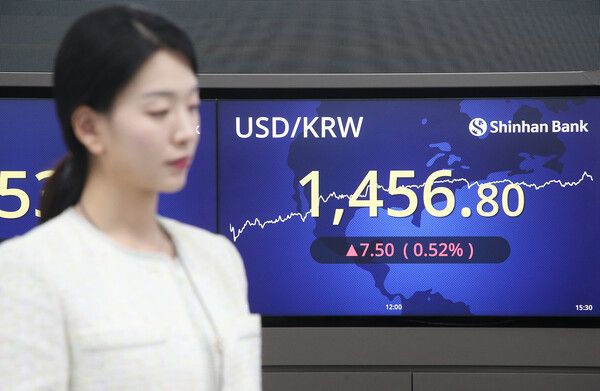 지난 7일 신한은행 딜링룸 모습. 이날 원·달러 환율은 1460원대까지 상승했다. [신한은행]