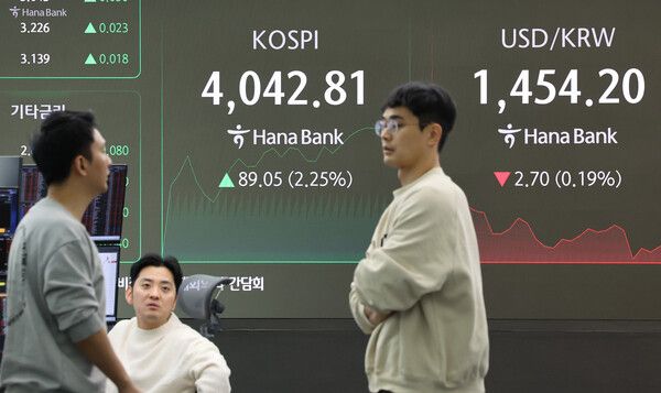 10일 서울 중구 하나은행 딜링룸 모습. [연합뉴스]
