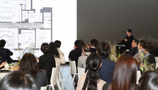 런칭행사에서 '아틀리에 에디션' PT를 하는 양태오 작가. [포스코이앤씨]