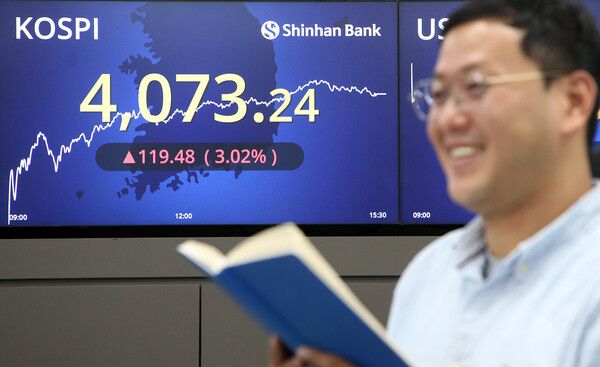 10일 신한은행 딜링룸 모습. 이날 코스피는 배당소득 과세 기대감 등에 전 거래일 대비&nbsp;3.02% 오른 4073.24에 장을 마쳤다. [신한은행]