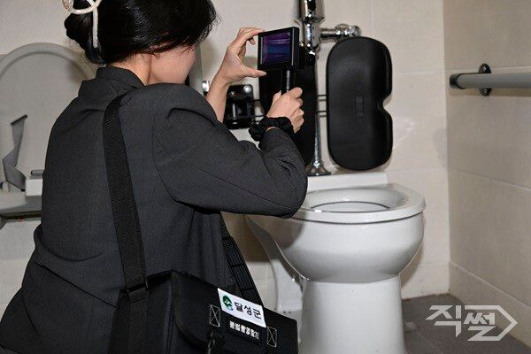 불법 촬영 카메라 탐지 모습. [달성군]