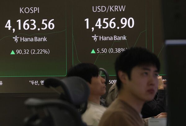 11일 서울 중구 하나은행 딜링룸 모습. [연합뉴스]