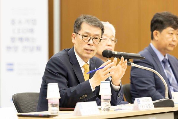 12일 부산국제금융센터에서 열린 중소기업 현장 간담회에서 김성태 IBK기업은행장이 중소기업 대표들과 대화 하고 있다. [IBK기업은행]