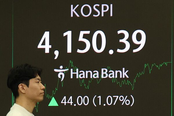 12일 서울 중구 하나은행 딜링룸 모습. [연합뉴스]