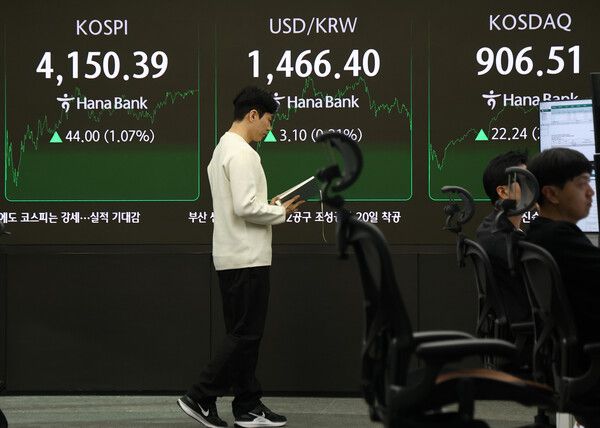 12일 서울 중구 하나은행 딜링룸 모습. [연합뉴스]