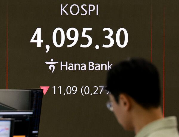 12일 서울 중구 하나은행 딜링룸 모습. [연합뉴스]