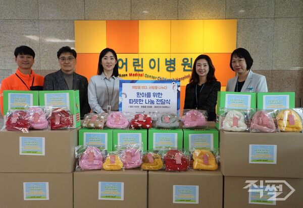 김종훈 피플앤컬처팀장(왼쪽에서 두번째)과 서울아산병원 관계자 등이 7일 서울시 송파구에 위치한 서울아산병원에서 현대차증권 기념 사진 촬영을 하고 있다. [현대차증권]