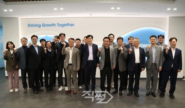 'BJFEZ 글로벌 물류혁신 TF 제2차 회의' 개최 후 기념촬영을 하고 있다. [부산진해경자청]