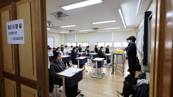 2026학년도 대학수학능력시험(수능)이 실시된 13일 오전 인천 미추홀구 인화여자고등학교에서 수험생들이 시험 시작을 기다리고 있다. [연합뉴스]&nbsp;