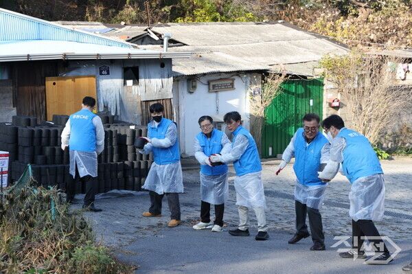 이현준 사장(왼쪽 세번째)을 비롯해 본사 임직원들이 서울시 성북구 정릉3동 1통 일대서 열린 ‘사랑의 연탄 나눔’ 행사에서 연탄을 전달하고 있다. [이하 쌍용C&E]