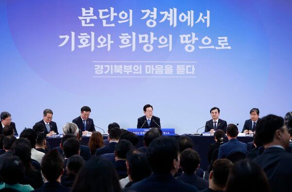 이재명 대통령이 14일 경기 파주시 라이브러리스테이 지지향에서 열린 '경기 북부의 마음을 듣다' 타운홀 미팅 간담회에서 발언하고 있다.