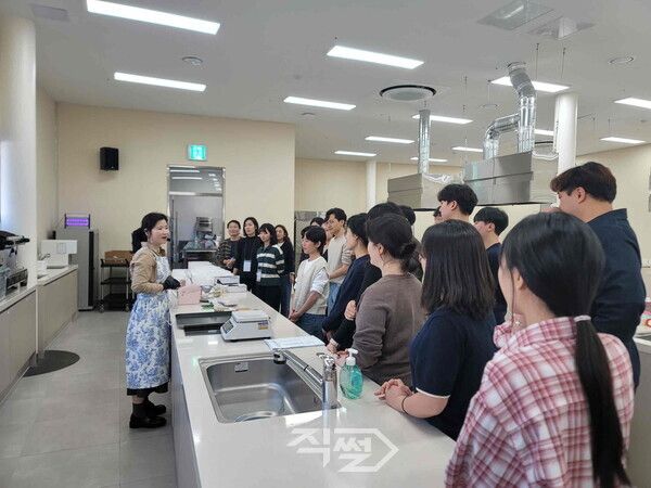 ‘지역을 알고 선배에게 배우는 저연차 공무원 성장 워크숍’에서 참가자들이 쿠킹클래스 체험 프로그램에 참여하고 있다. [밀양시]