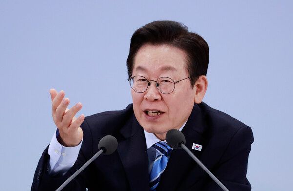 이재명 대통령이 14일 경기 파주시 라이브러리스테이 지지향에서 열린 '경기 북부의 마음을 듣다' 타운홀 미팅 간담회에서 발언하고 있다. [연합뉴스]