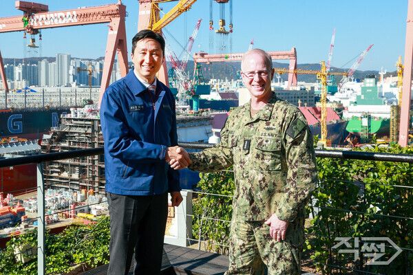 정기선 HD현대 회장(왼쪽)이 15일 HD현대중공업 울산조선소를 방문한 대릴 커들(Daryl Caudle) 美 해군참모총장과 기념촬영을 하고 있다. [HD현대]