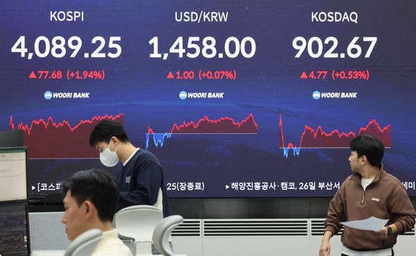 17일 서울 중구 하나은행 딜링룸 모습. [연합뉴스]