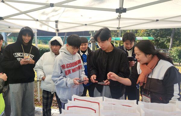 BNK경남은행 외국인 직원이 행사 참여자들을 대상으로 안내를 하고 있다. [BNK경남은행]