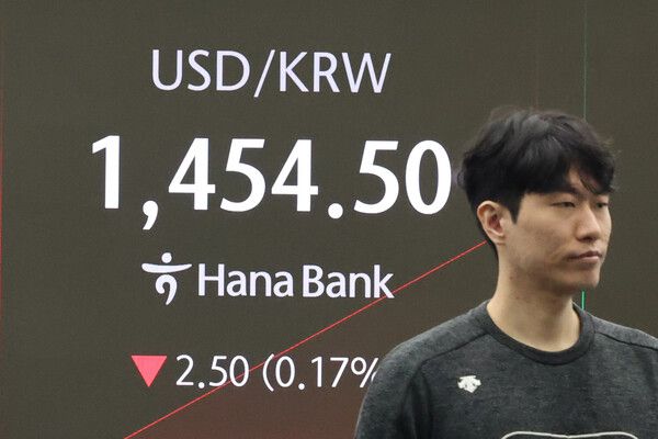 17일 서울 중구 하나은행 딜링룸 모습. [연합뉴스]