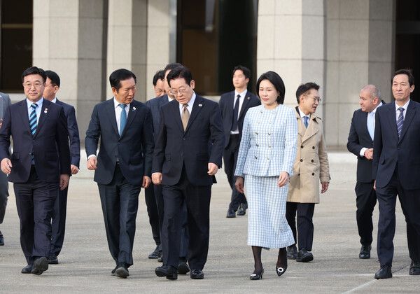 주요 20개국(G20) 정상회의 참석을 계기로 UAE·이집트·튀르키예 등 4개국 순방에 나서는 이재명 대통령과 김혜경 여사가 17일 성남 서울공항에서 더불어민주당 정청래 대표, 윤호중 행안부 장관 등과 공군 1호기로 향하고 있다.