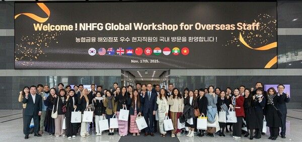 NH농협금융은 17일부터 21일까지 4박 5일간 성과가 우수한 계열사 해외점포 현지 직원들을 대상으로 ‘2025년 농협금융 해외점포 우수직원 글로벌 워크숍’을 개최한다. 이찬우 회장(왼쪽에서 열 번째), 임직원 및 해외점포 현지 직원들이 기념 촬영을 하고 있다. [NH농협금융지주]