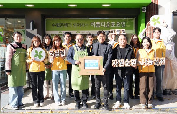 행사에 참석한 김문수 수협은행 수산해양지원본부장(오른쪽)이 아름다운가게 장윤경 상임이사에게 임직원 기부물품 3만여점을 기부하고 기념촬영을 하고 있다. [Sh수협은행]