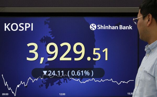 19일 서울 중구 신한은행 딜링룸 모습. [연합뉴스]