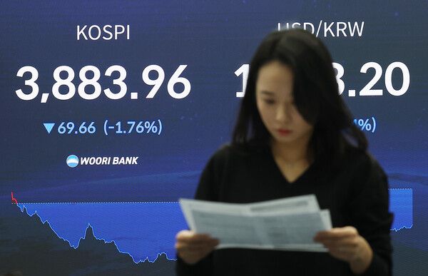 &nbsp;19일 서울 중구 우리은행 본점 딜링룸 모습. [연합뉴스]