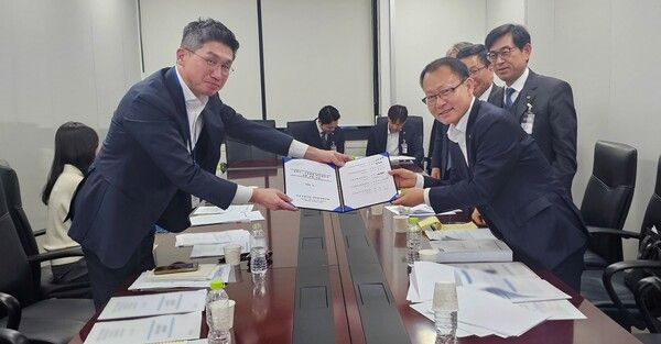 지난 14일 정부서울청사에서 개최된 상호금융업권 간담회에서 농협중앙회 여영현 상호금융대표이사(오른쪽)가 금융위원회 안창국 상임위원(왼쪽)에게 부동산·건설업 대손충당금 상향시기 유예를 요청하는 공동건의문을 전달하고 있다. [농협중앙회]