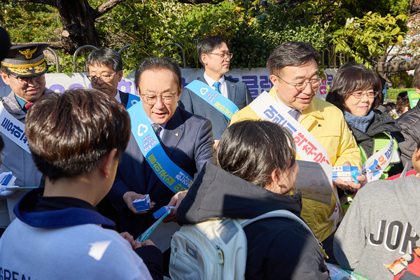 지난 18일 김인 새마을금고중앙회장(가운데 왼쪽)과 윤호중 행정안전부 장관 및 기타 관계자들이 부산 수영구에 위치한 광남초등학교에서 어린이 등·하굣길 안전 확보를 위해 안전물품과 리플릿 등을 나눠주고 있다. [새마을금고중앙회]