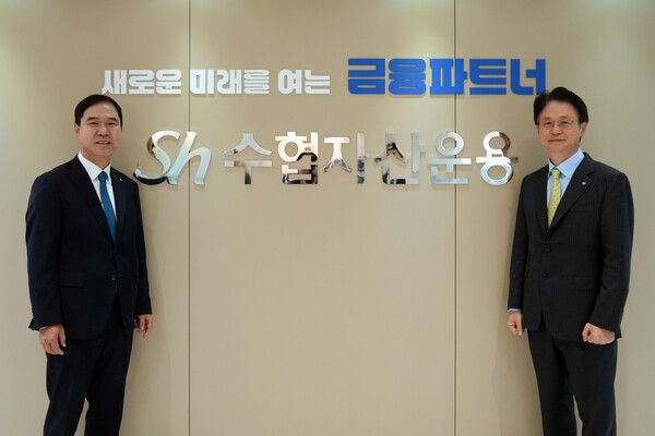 Sh수협은행은 지난 9월 29일 인수 완료한 트리니티자산운용의 사명을 ‘Sh수협자산운용’으로 변경했다. 신학기 Sh수협은행장(왼쪽)과 김현욱 Sh수협자산운용 대표(오른쪽)가 기념촬영을 하고 있다. [Sh수협은행]