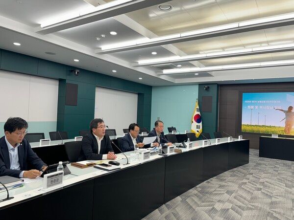 NH농협금융은 31일, 서울 중구 소재 본사에서 2025년 제2차 '농협금융 ESG추진협의회'를 개최했다. 조정래 부사장(왼쪽에서 두 번째)이 ESG추진협의회를 주재하고 있다. [NH농협금융]