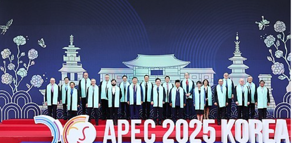 이재명 대통령이 1일 경주화백컨벤션센터(HICO)에서 2025 아시아태평양경제협력체(APEC) 참석 정상들과 기념 촬영을 하고 있다 [연합뉴스]