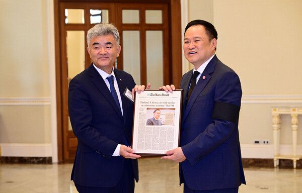 대우건설 정원주 회장(왼쪽)과 태국 아누틴 찬위라꾼 총리(오른쪽)가 면담 후 기념촬영을 하고 있다. [대우건설]