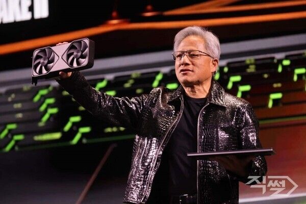 시장 예상치를 웃돈 엔비디아의 3분기 실적과 향후 전망치가 한국 AI, 반도체 관련 소부장 기업 실적 확대로 이어질 전망이다. 젠슨 황 엔비디아 최고경영자(CEO). [엔비디아]