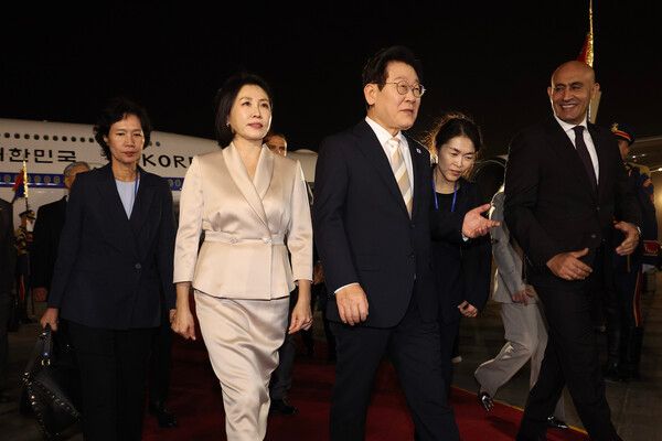 이집트를 공식 방문한 이재명 대통령과 김혜경 여사가 19일(현지시간) 카이로 국제공항에 도착한 공군 1호기에서 내려 이동하고 있다. [연합뉴스]