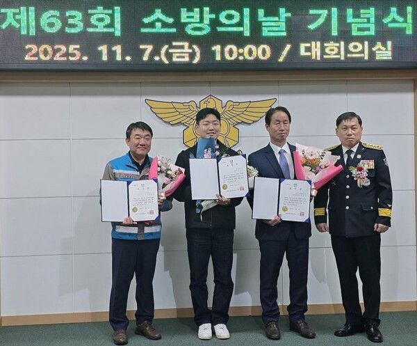 김경필 삼표시멘트 삼척공장 생산담당 상무(왼쪽 첫 번째)가 기념촬영을 하고 있다. [삼표]