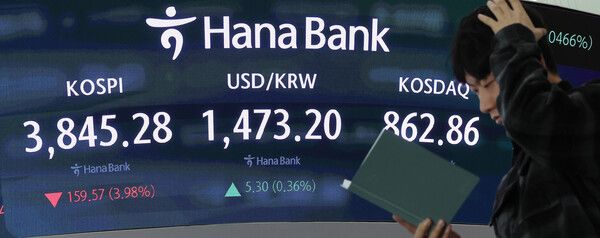 21일 서울 중구 하나은행 딜링룸 모습. [연합뉴스]